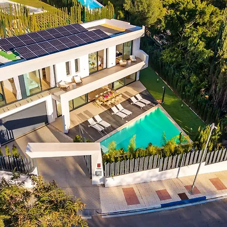 Vacation I La Moderne, Sparkling Heated Pool, Private Gym, Cine Room, Arcade Machines