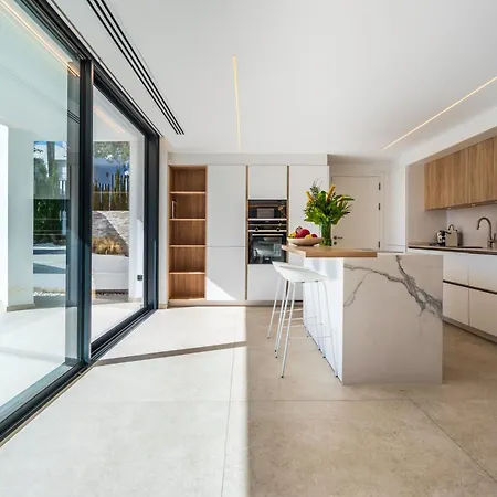 Villa Vacation I La Moderne, Sparkling Heated Pool, Private Gym, Cine Room, Arcade Machines *