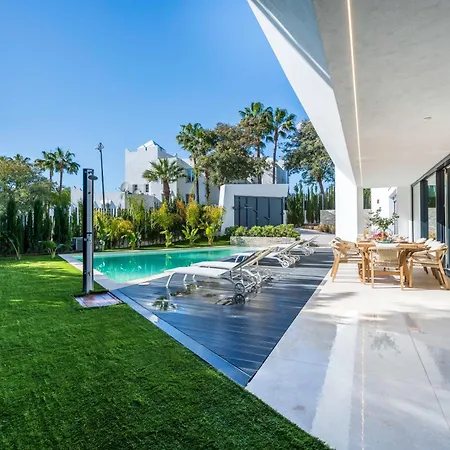 Vacation I La Moderne, Sparkling Heated Pool, Private Gym, Cine Room, Arcade Machines Villa *