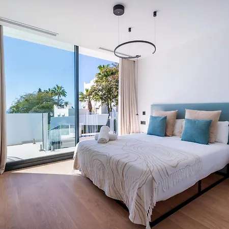 Vacation I La Moderne, Sparkling Heated Pool, Private Gym, Cine Room, Arcade Machines Villa *