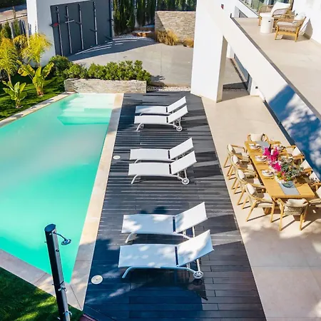 Vacation I La Moderne, Sparkling Heated Pool, Private Gym, Cine Room, Arcade Machines Villa Marbella