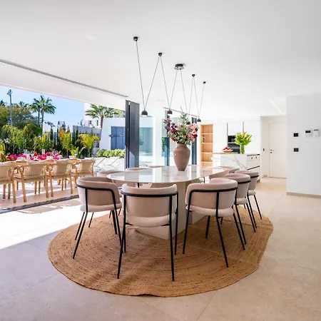 Villa Vacation I La Moderne, Sparkling Heated Pool, Private Gym, Cine Room, Arcade Machines Marbella