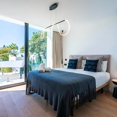 Vacation I La Moderne, Sparkling Heated Pool, Private Gym, Cine Room, Arcade Machines Villa *