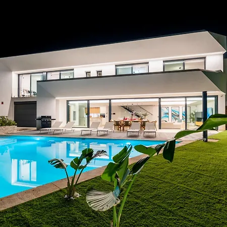 Vacation I La Moderne, Sparkling Heated Pool, Private Gym, Cine Room, Arcade Machines Villa
