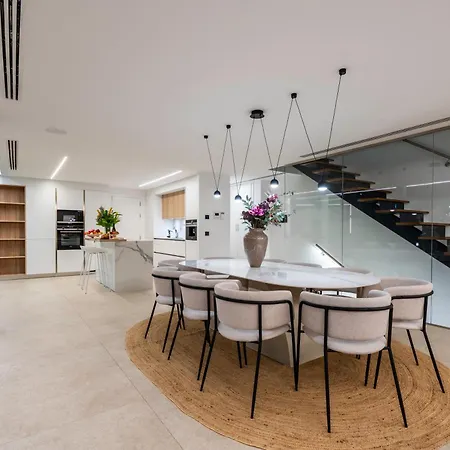 Vacation I La Moderne, Sparkling Heated Pool, Private Gym, Cine Room, Arcade Machines Villa *