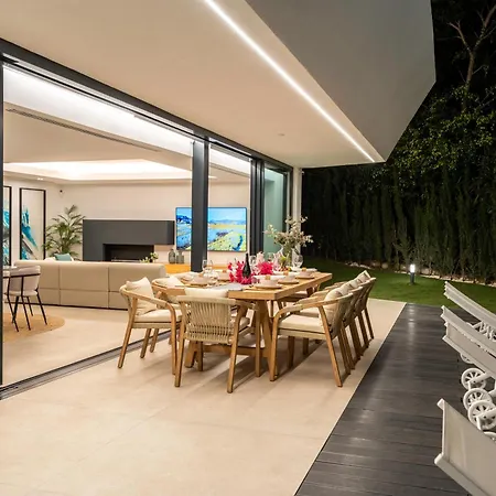 Vacation I La Moderne, Sparkling Heated Pool, Private Gym, Cine Room, Arcade Machines Villa *