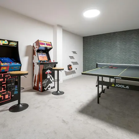 Vacation I La Moderne, Sparkling Heated Pool, Private Gym, Cine Room, Arcade Machines Villa Marbella