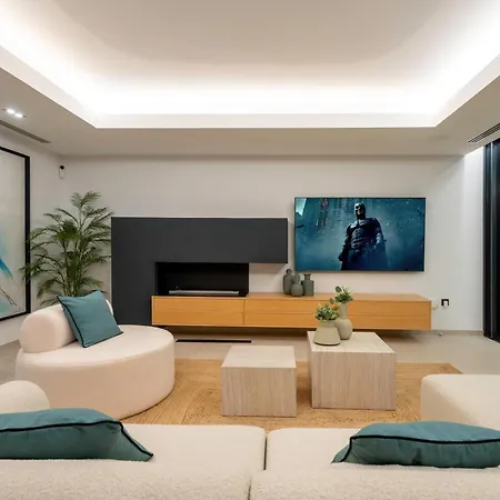 Villa Vacation I La Moderne, Sparkling Heated Pool, Private Gym, Cine Room, Arcade Machines Marbella