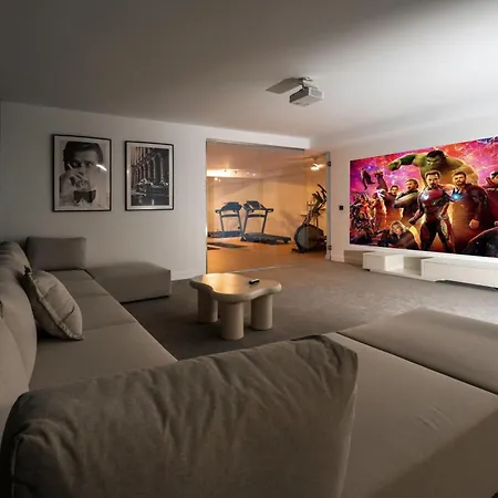 Vacation I La Moderne, Sparkling Heated Pool, Private Gym, Cine Room, Arcade Machines *