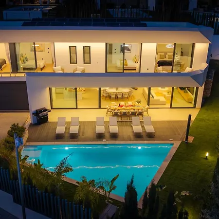 Villa Vacation I La Moderne, Sparkling Heated Pool, Private Gym, Cine Room, Arcade Machines *